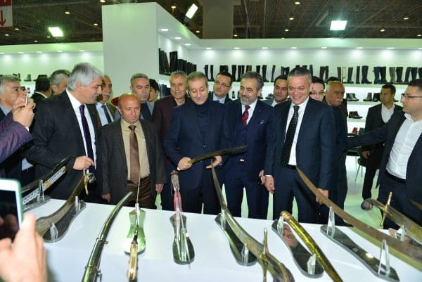 1491392682_AKP_Genel_Ba__kan_Yard__mc__s___Mehdi_Eker_Standlar___gezerek___r__nleri_inceledi